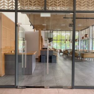 Cua Nhom Ban Le San2